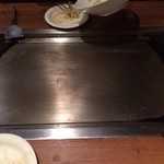 広島お好み焼き&鉄板焼 呑兵衛 - 全然来ないお好み焼き…鉄板がとにかく汚い