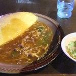 「和風カレーのおむらいす（サラダ・コーヒー付き）」（８００円）の中盛り（１．５倍）ゎ（＋１００円）