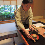 俵屋旅館 - ムダのない動きと美しい所作