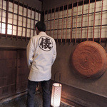 俵屋旅館 - お玄関：男衆のお一人