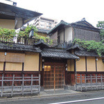 俵屋旅館 - お向かいは柊屋旅館