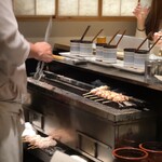 鳥佳 - ちょうど焼きがバッチリ見えるところでしたので、会話しなが楽しめました。