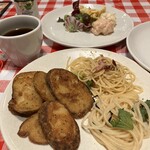 シェーキーズ - サラダ、生野菜はトスサラダのみ。あとはコールスローとポテトサラダ、コーンと枝豆くらい。パスタはペペロンチーノと明太子が出てました。