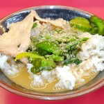 横浜ラーメン 相馬家 - ごはんときゅうりはセルフサービス。スープかけておいしい