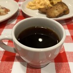 シェーキーズ - コーヒーはフツーのレギュラーコーヒー。ドリンクバーによくあるタイプの深煎りで泡立つのは苦手なので有難い。