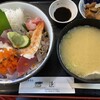 漁 - 料理写真:海鮮丼ランチ＝1350円
