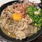 うどん 丸香 - 肉うどんに生玉子で¥880