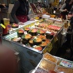 唐戸市場 活きいき馬関街 - 大勢の人が買おうとしてます。