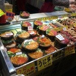 唐戸市場 活きいき馬関街 - うに丼1000円など