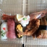 唐戸市場 活きいき馬関街 - フク、中トロ、うに、フク唐揚げ、穴子、有頭エビ計1500円