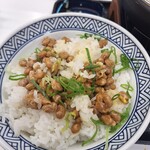 Yoshinoya - お代わりした増量ごはん、納豆二皿目