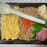 北総焼おにぎり本舗 - そぼろ弁当