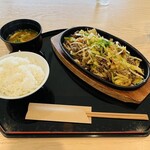 Sagan Resutoran Shino - 伊万里牛の肉鉄板野菜炒め