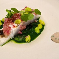 馳走西健一 - ③炭火炙り薄葉剥、春菊のお浸し&枝豆&春菊のソース、微塵切りレッドオニオン載せ、薄葉剥の肝の裏漉しペースト添え
                      水分を含ませたまま炭火焼きすると臭いが出る事がありますが、魚の香りが残る完璧な焼き上がり