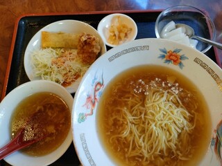 Shisen Saikan - 最初に、フカヒレラーメン、スープ、春巻き、漬物、杏仁豆腐がきました