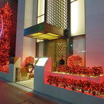 ロオジエ - クリスマスの灯りが紅く彩るエントランス
