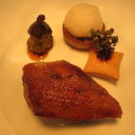 ロオジエ - 仏産仔鳩のロティ 茄子のフォンダンはちみつ風味 フォワのクロッカン 焦がしオニオンと腿肉コンフィ ヴァードヴァンエピスの香り