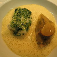 ロオジエ - 海藻バターでポッシェしたハタ 酸味を加えたつぶ貝のシリアル 生雲丹のブイヨン