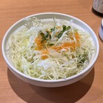 旨いとんかつ かつはな亭 - スタートのキャベツ盛り　新鮮で美味しいです