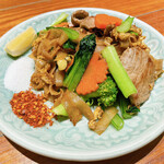 タイ醤油風味・太麺焼きビーフン「センヤイ・パッ・シーユ」