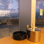 窓沿いカウンター席