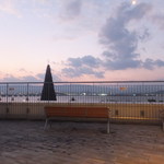 窓から見るピアテラスと琵琶湖の景色