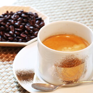 We are particular about our coffee beans and black tea leaves! Enjoy with dessert♪