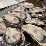 seafood ナイス貝 - 生牡蠣はチュルンと何個でも行けちゃう。まさに牡蠣は飲み物！