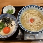 Udon Sakaba Yamafuku - こだわり卵の月見とトロロ卵かけご飯のセット