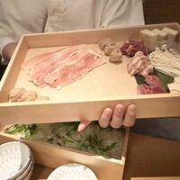 鶏料理 清水 - 熟選鶏しゃぶしゃぶ、下段はキャベツ千切り