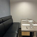 Bistro Kojiya - 奥側はベンチソファです