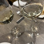 Bistro Kojiya - 右が甲州。やはり日本ワインは色んな意味で薄いなぁ。。。