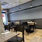 Bistro Kojiya - 改装して本当に綺麗に清潔感のある店内になりました。前はなんか謎の海賊船みたいだったw←失礼w