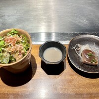 くずし鉄板 あばぐら 恵比寿店 - 「サラダ」   「すりながし」  「ひとくち刺身（カツオ）」