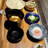 くずし鉄板 あばぐら 恵比寿店 - 白飯、お味噌汁、
                  
                  タレ、黒毛和牛すじ煮込み、お味噌汁、
                  大葉おろし、温泉玉子、お漬物
                  
                  
                  店員さん曰く「ハンバーグにつけたり、白飯といっしょにお召し上がりください」とのこと。