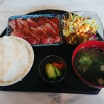 Tenguya - レア牛ステーキ定食 (1,250円・税込)