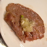 横濱焼肉食堂 - 焼いたタンにネギ塩だれをのせて．．．