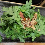 Yakitommaruichi - 春菊とナッツのサラダ