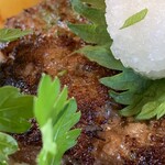 ご馳走亭 - ハンバーグ&バラ肉の自家製角煮温玉添え（ライス）