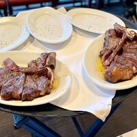 ルース クリス ステーキハウス - ポーターハウス
                    左：2人前620g
                    右：4人前1,130g