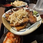 納屋橋 ホルモン - 合い盛りとキムチ