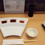 神戸串あげ SAKU - テーブル周り。左から味噌ソース、ソース、ポン酢、レモン塩。