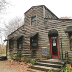 フランクリンズカフェ - 秋の紅葉の小径を入っていくと、ありました〜！