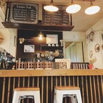 フランクリンズカフェ - カウンターにはロースト前と後のお豆のディスプレイ