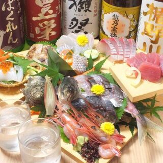 Enjoy fresh live fish at a luxurious and greedy Izakaya (Japanese-style bar) specializing in fish dishes