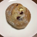 ニコパンヤ - 酵母パン クランベリー＆クリームチーズ   220 yenなり