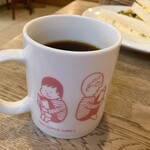 ノンカフェ - ブレンドコーヒー。たっぷりマグカップで提供