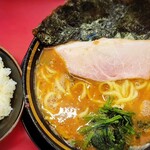 豚骨醤油ラーメン 王道家 - 思わず付けたライスとラーメン