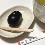 清水屋 - まさに漆黒、艶のある漆器のような黒にかかるケシの実が金の蒔絵のよう。