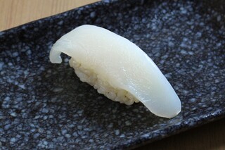 h Sushi Maru Tatsu - ソデイカ。もっちり食感で甘みのあるイカです。